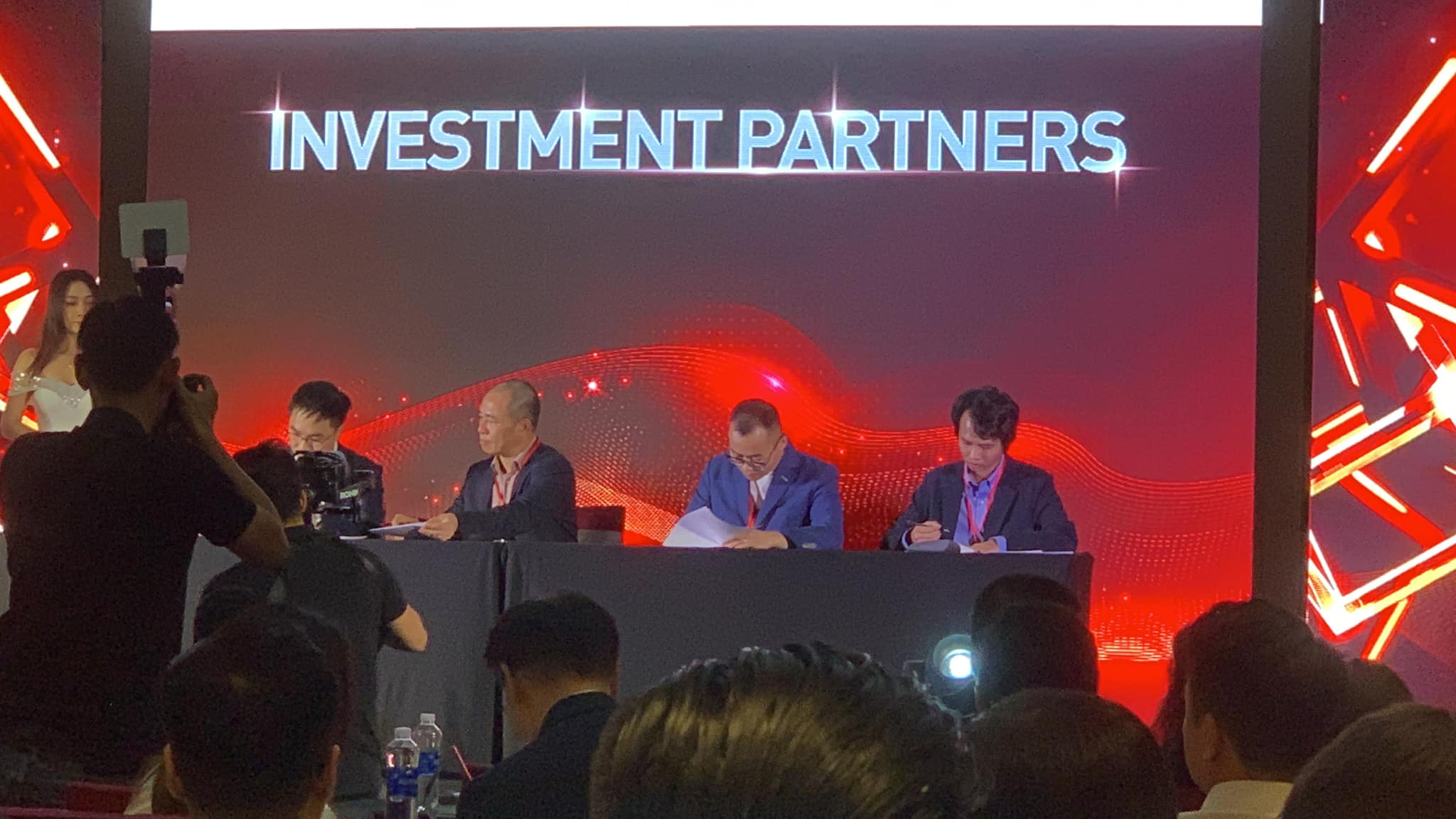 전략적 투자자들과 Investment Partners 서명식 참가